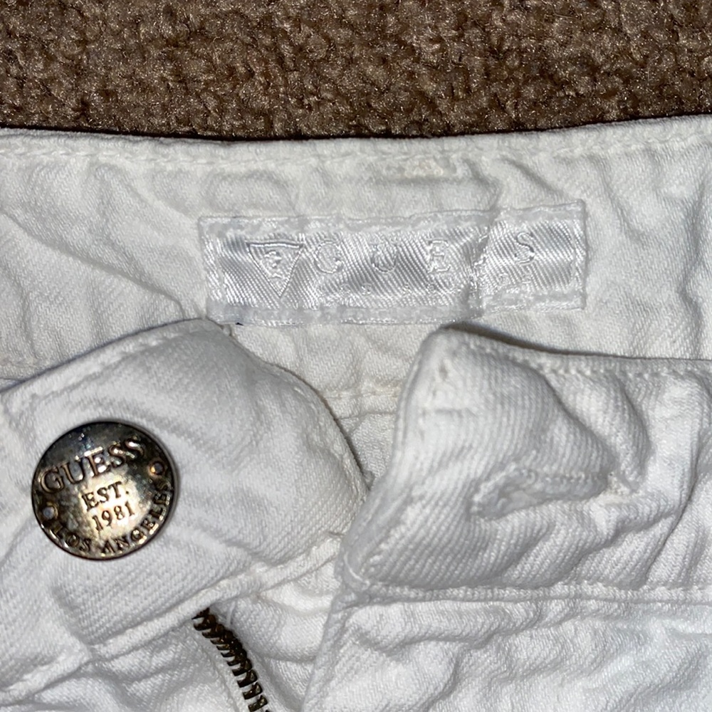 GUESS Shorts - Picture 2 of 4